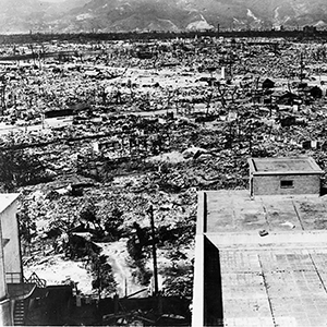 Der Blick vom Roten Kreuz Krankenhaus über Hiroshima, 1945. Die Atombombe setzte enorme Energiemengen frei. Etwa 50 % der Gesamtenergie zerstörte als gewaltige Druckwelle den Stadtkern Hiroshimas, damit auch einen Großteil der Krankenhäuser im Umkreis von etwa zwei Kilometern. Foto: U.S. Government