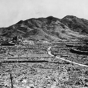 The shock wave from the bomb’s detonation turned most of the city into rubble. The simultaneous fi reball extinguished all life within a radius of about 1 km. The electromagnetic pulse caused by the nuclear explosion destroyed communication and power systems, obstructing attempts to help the casualties. Photo: NARA / public domain