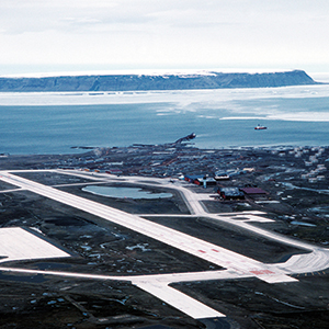 US-Luftwaffenbasis Thule auf Grönland. Am 21. Januar 1968 stürzte ein US-amerikanischer B-52-Bomber, beladen mit vier Wasserstoffbomben, etwa 13 km südlich der Basis ab. Durch glückliche Fügung kam es nicht zu einer atomaren Kettenreaktion, dennoch kam es zur großfl ächigen radioaktiven Verseuchung des umliegenden Geländes. Foto: TSGT Lee E. Schading / U.S. Air Force